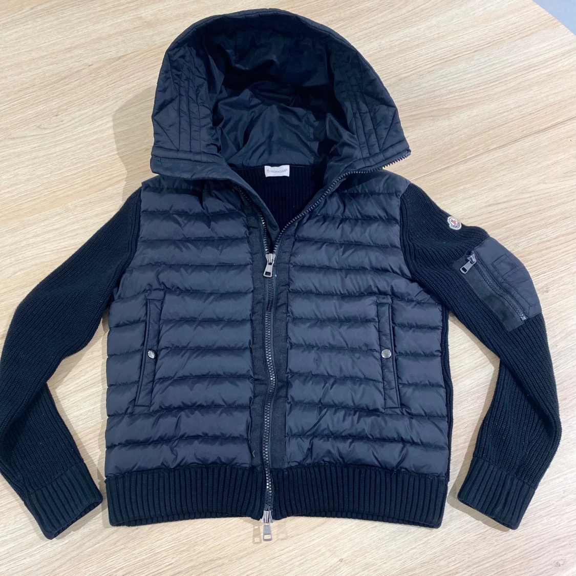 Svart Moncler pufferjacka med huva storlek M