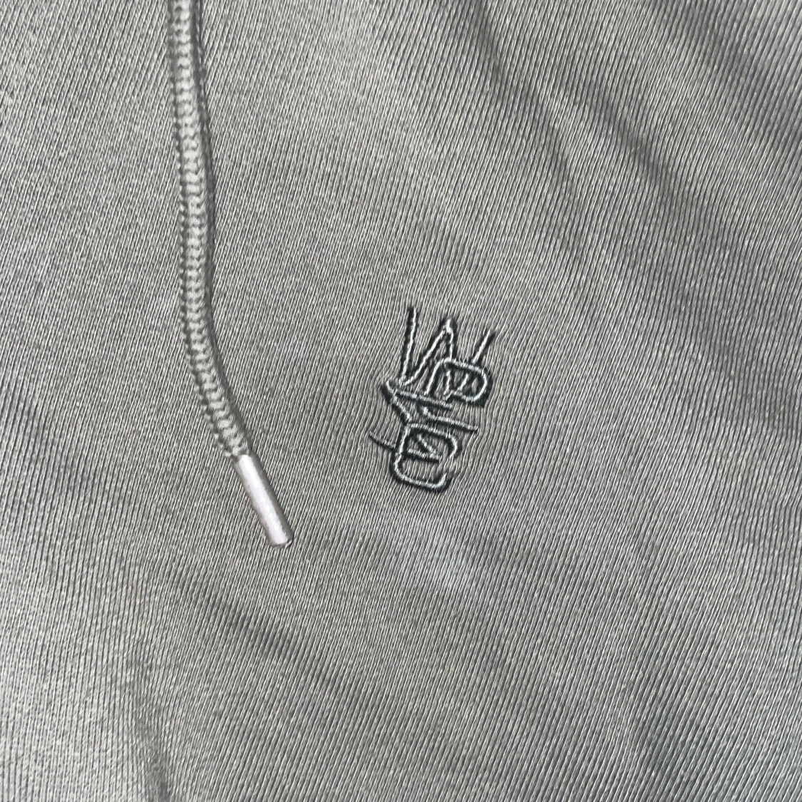 Mörkgrön hoodie från WESC med dragkedja - 2