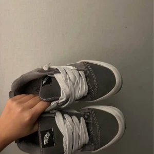 Gråa Vans sneakers - Säljer ett par klassiska Vans Old Skool sneakers i grå mocka med vita detaljer och vit sula. Str 36,5 men passar även 37. Säljer för 650kr köptes för 1000kr. Hör av er vid intresse 