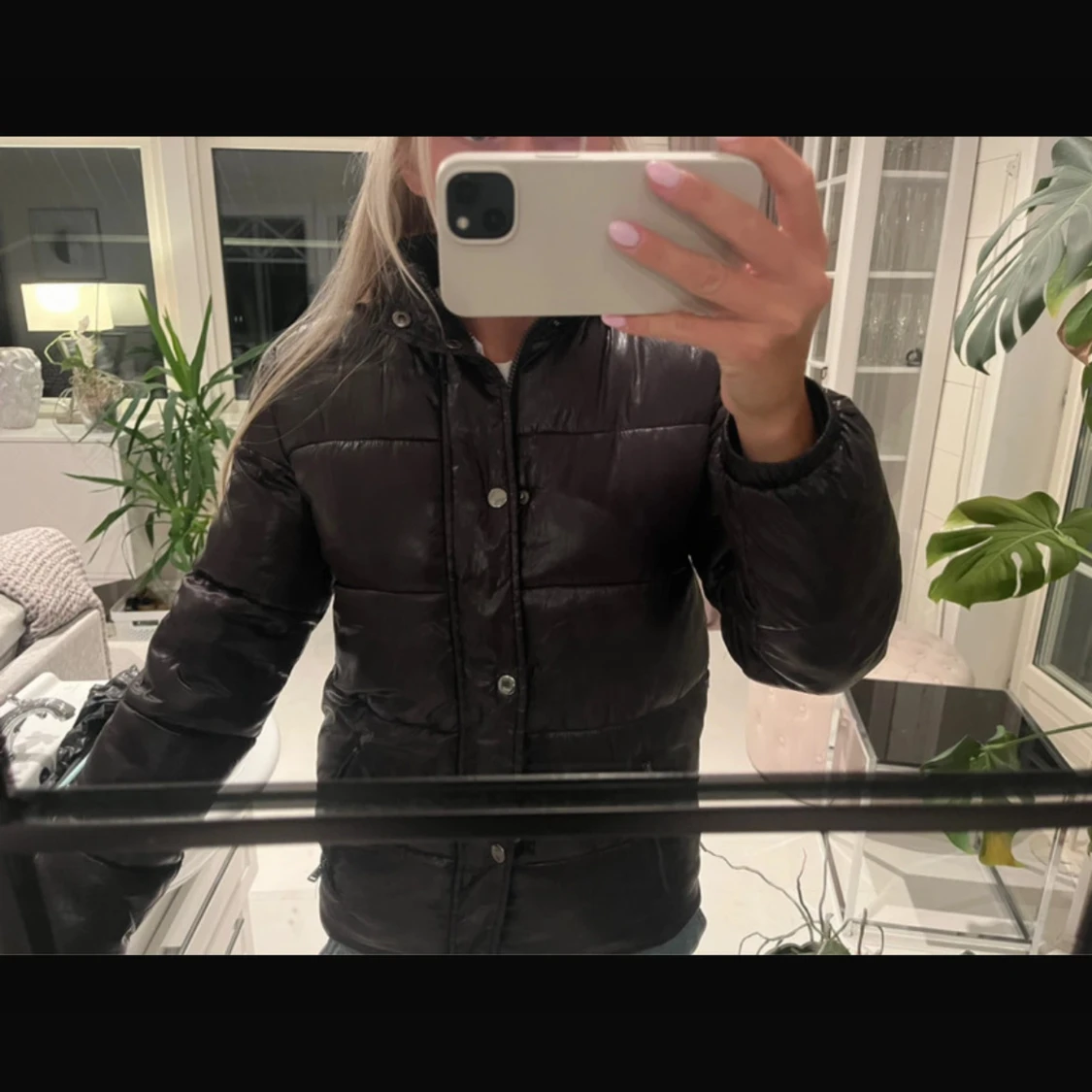 Svart pufferjacka från Guess - 1