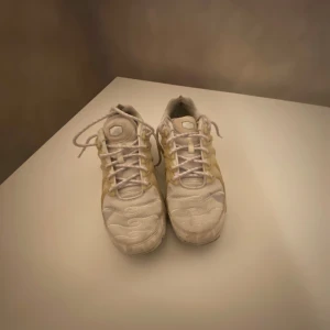 Nike ts - Nike sneakers i vitt med mesh och syntetdetaljer. Skorna har snörning och en sportig design med rund tå och platt sula. Perfekta för dig som gillar en clean och klassisk look till vardags. Storlek EU 44.5 (US 10.5).