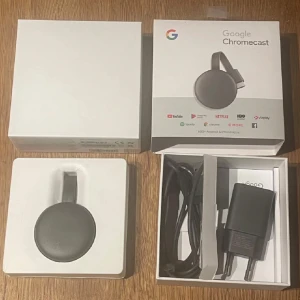 Google Chromecast generation 3  - Google Chromecast streaming-enhet i svart. USB-kabel medföljer. Enheten är i gott skick. Perfekt för att streama media från mobilen eller datorn direkt till TV:n. Enkel installation och smidig användning.