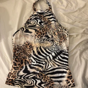 Leopard topp - En snygg leopard topp som går runt halsen med en öppen rygg, använd ca 4ggr🥰