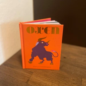 Oxen - astrologibok - Säljer denna astrologibok skriven av Stella Andromeda. Denna har fokus på oxen och enbart läst denna en gång. Således i fint skick. Finns att hämta i centrala Göteborg eller kan skickas via valfri app. 