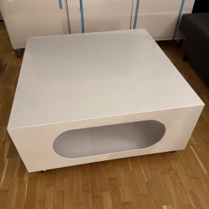 Soffbord  - Vitt fyrkantig soffbord med rull fötter finns att hämta i Kista!