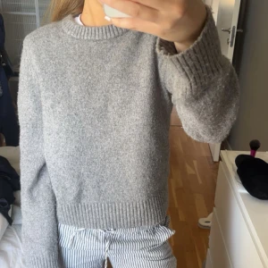 Grå stickad tröja från H&M  - fin Höst tröja 