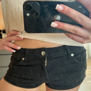  jeansshorts - snygga svarta jeansshorts som är lågmidjade/mid waist perfekta inför sommaren