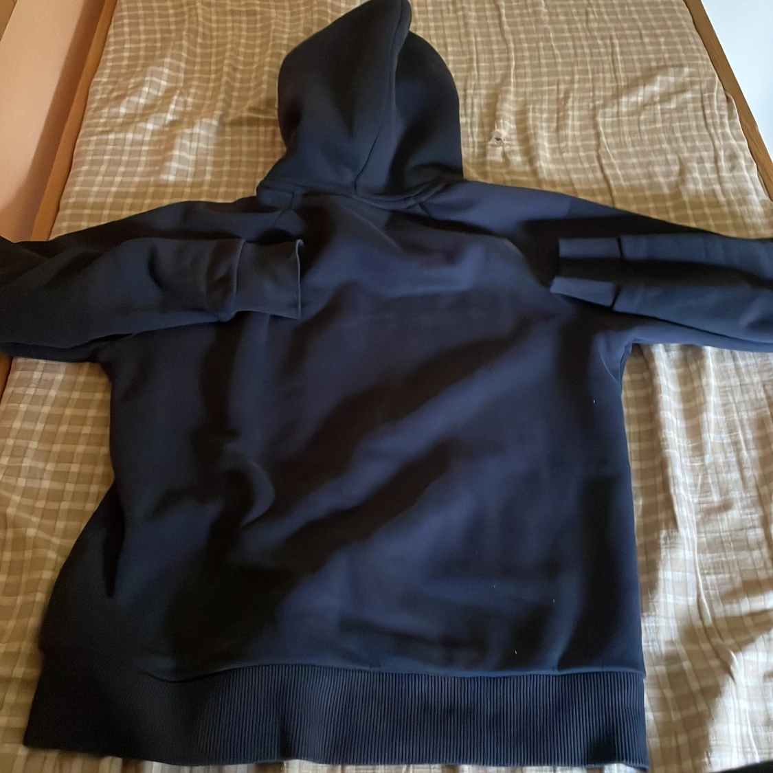 Mörkblå hoodie från Peak Performance - 1