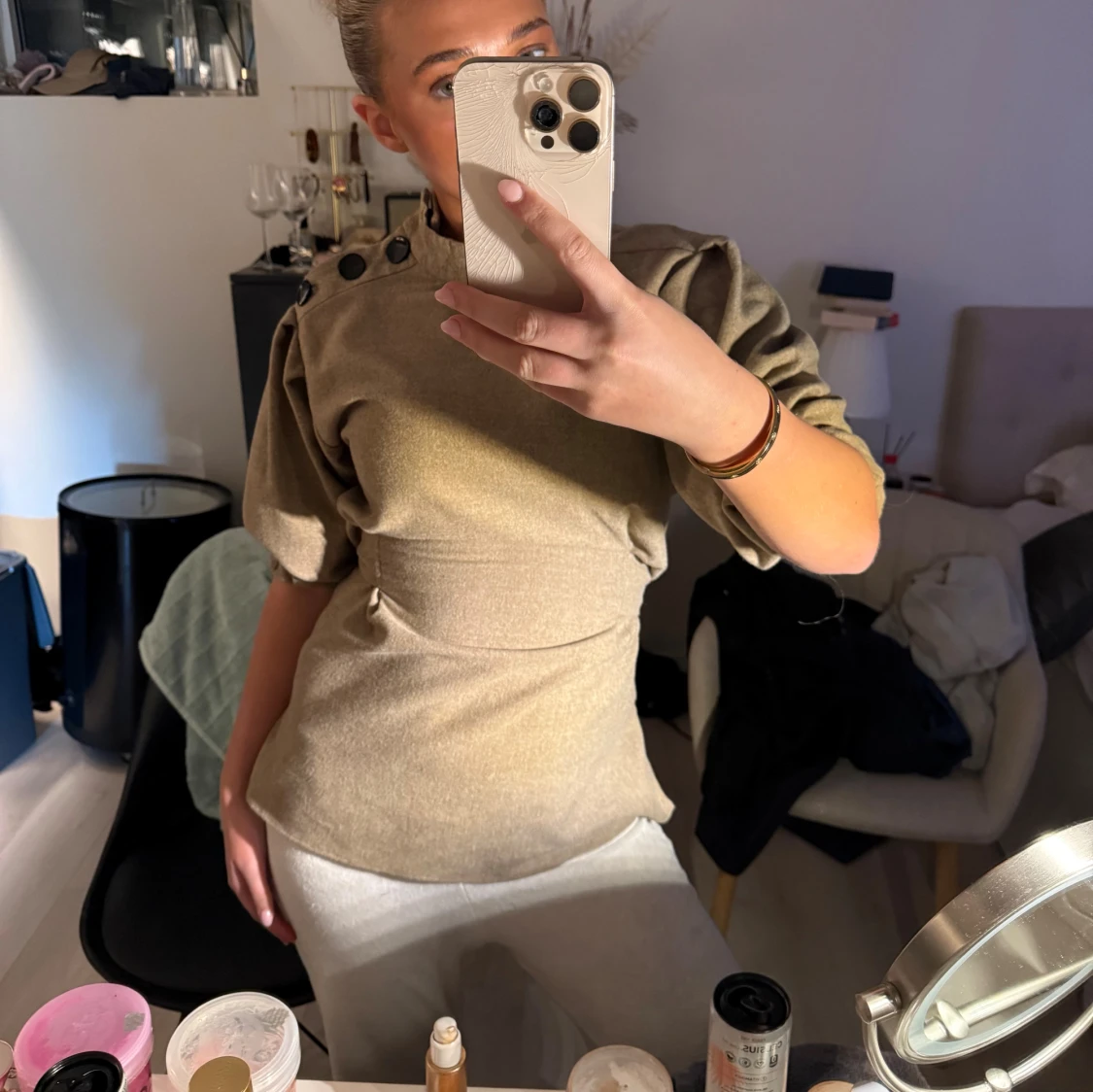 Beige blus med knyt och knappar - 2