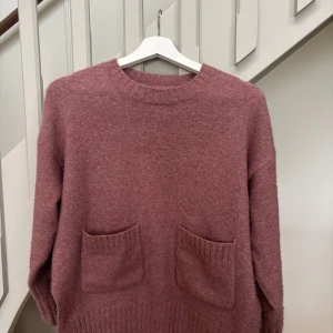 Rosa stickad tröja med fickor - 🩷Rosa stickad tröja🩷 Jättefin stickad tröja i en dammigt rosa färg, med två fickor fram till. Tröjan är i jättefint skick och endast använts 2 gånger. Säljer på grund av att den inte kommer till användning.   Säljes för 100kr Postar så snabbt jag kan vid köp! 