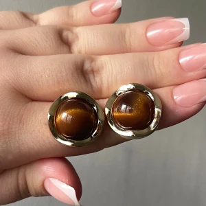 Örhängen  - Fina guldörhängen med brun harts! Helt nya! Har bundlerabatt🫶🏼