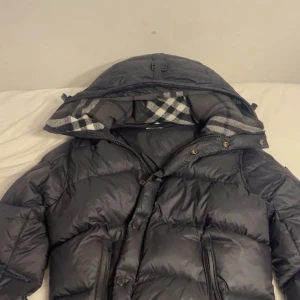 Burrbery Jacka/Väst  - En fin jacka som kan bli till en väst också med mycket bra skick som inte används 
