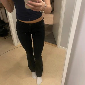 Svarta jeans  - Svarta Jeans från Gina i storlek 34