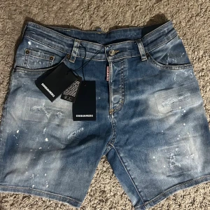  jeansshorts från Dsquared2 - Säljer ett par blå jeansshorts från Dsquaerd 2 Äkta köpta för ungefär 3200Kr på CETTIRE kommer med extra knappar i tagsen 
