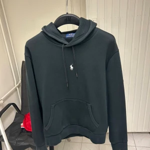 Svart  Polo Ralph Lauren Knight hoodie - Tjenare, använder inte denna snygga hoodien längre. Den går inte att köpa från någon hemsida. Nypriset är 1799. Men säljer den för 1199