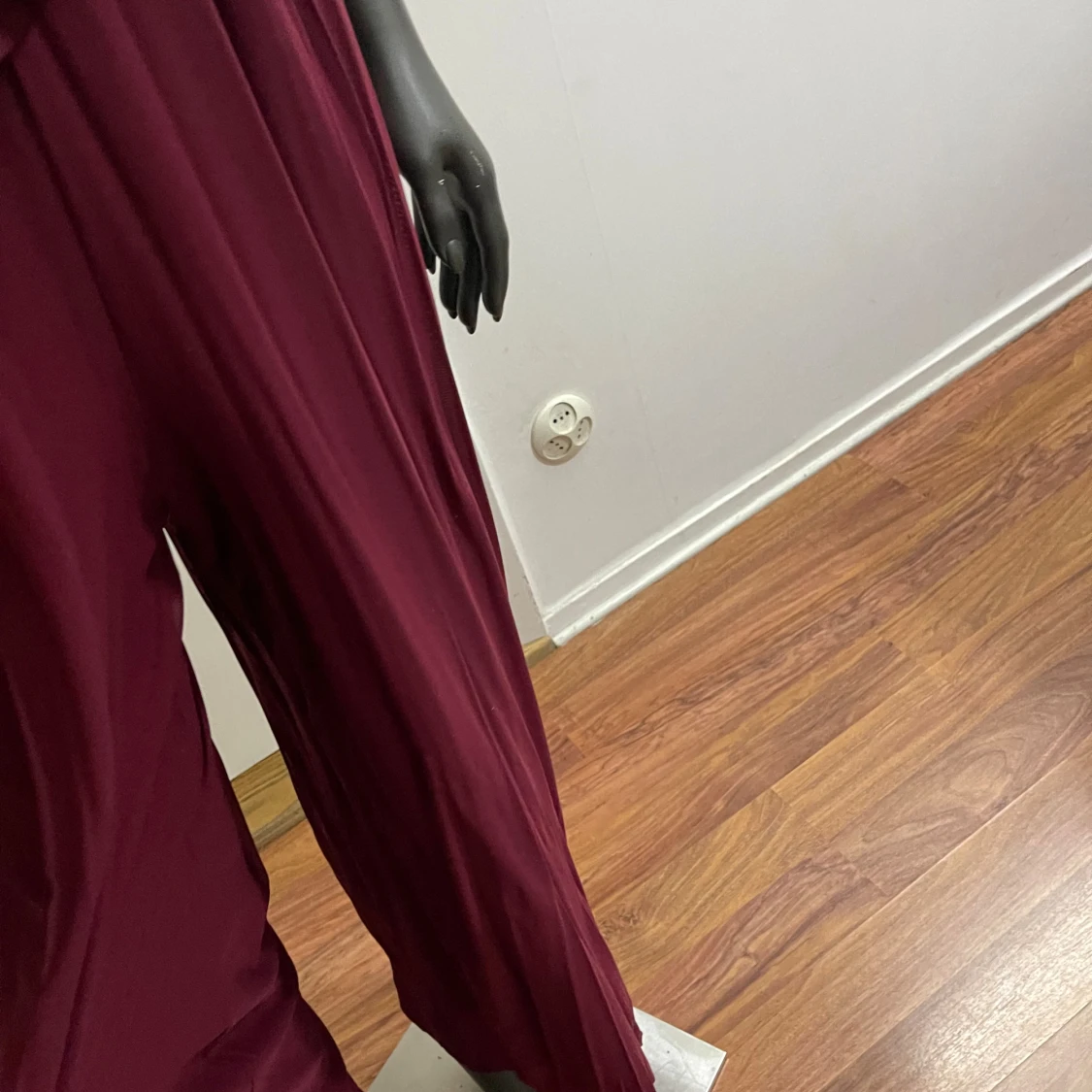 Vinröd långklänning med glittrig axel - 2