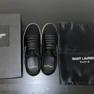 Yves saint laurent skor  - Säljer ett par helt nya Saint Laurent skor i storlek 46. Skorna är oanvända och kommer i toppskick. Medföljer en exklusiv Saint Laurent dustbag för förvaring och resor. Perfekta för dig som vill ha både stil och kvalitet.