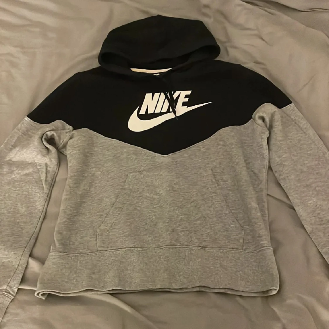 Nike hoodie i grått och svart - 1