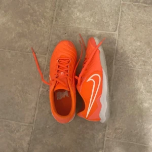 Nike fotbollsskor - Säljer ett par riktigt snygga Nike fotbollsskor. Säljer dom eftersom de inte passar mig och jag fick dem som present från ett annat land då jag inte kan lämna tillbaks. De är storlek 43 men passar mer som 42. Perfekta för dig som vill sticka ut på planen!