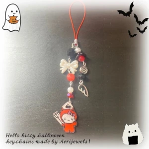 Hello kitty halloween keychain  - 100% handgjord av mig! Kontakta gärna innan du trycker på köp nu, ifall den har blivit såld på en annan app    !SNÄLLA TA EJ INSTABOX💕, kan hända att jag inte kan skicka om du väljer instabox