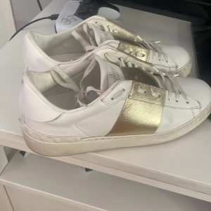 Valentino skor - Jätte snygga valentinos som inte kommer till andväning. Det är andvända max 3 gånger och köp secondhand i Japan. Butiken heter Secpnd Street och är väldigt populär secondhand butik i Japan där dem säljer märkes saker! Skorna är storlek 36/5 men passar mig som brukar ha 37.
