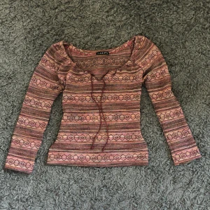 Långärmad topp - Säljer en så fin långärmad tröja från Biotop. Den är jättefin att ha ett linne under och till jeans och ger rory gilmore vibbar🥰Hör av dig vid minsta fråga!