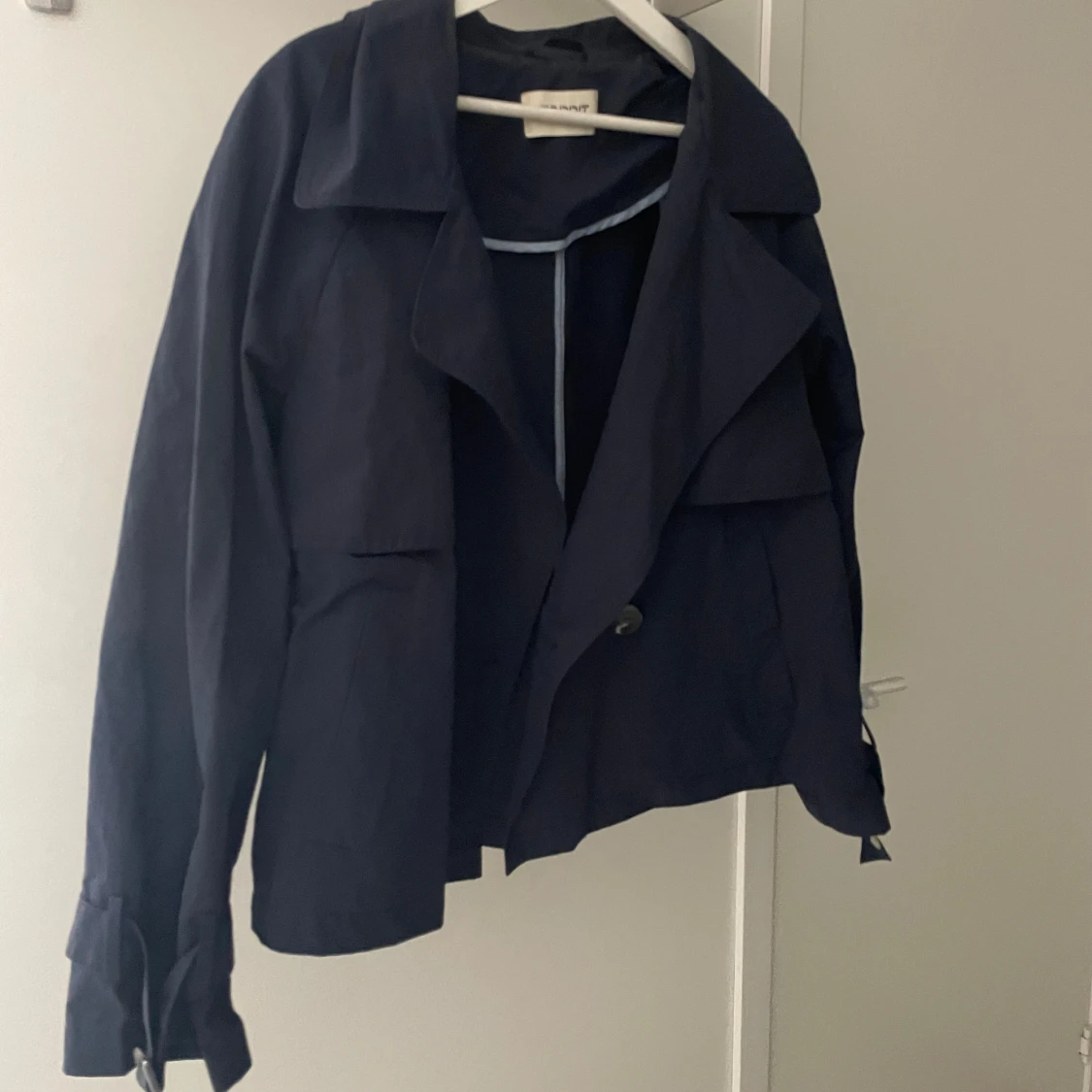 Mörkblå trenchcoat från Esprit