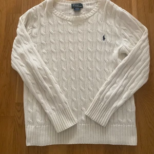 Ralph lauren stickad - Fin stickad ralph lauren tröja m. 100% ull. Försiktigt använd, mycket bra skick. Jag är 170,50kg & den är lite för liten. Skulle nog passa samma vikt runt 160cm. Men på etiketten står det 10-12 år.