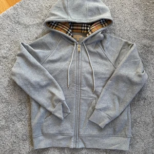 Burberry Zipup - Säljer min Burberry hoodie då den ej passar i storlek. Den är i mycket bra skick då jag bara provat på den. Storlek L, sitter även som L i storlek. Tveka inte vid frågor!