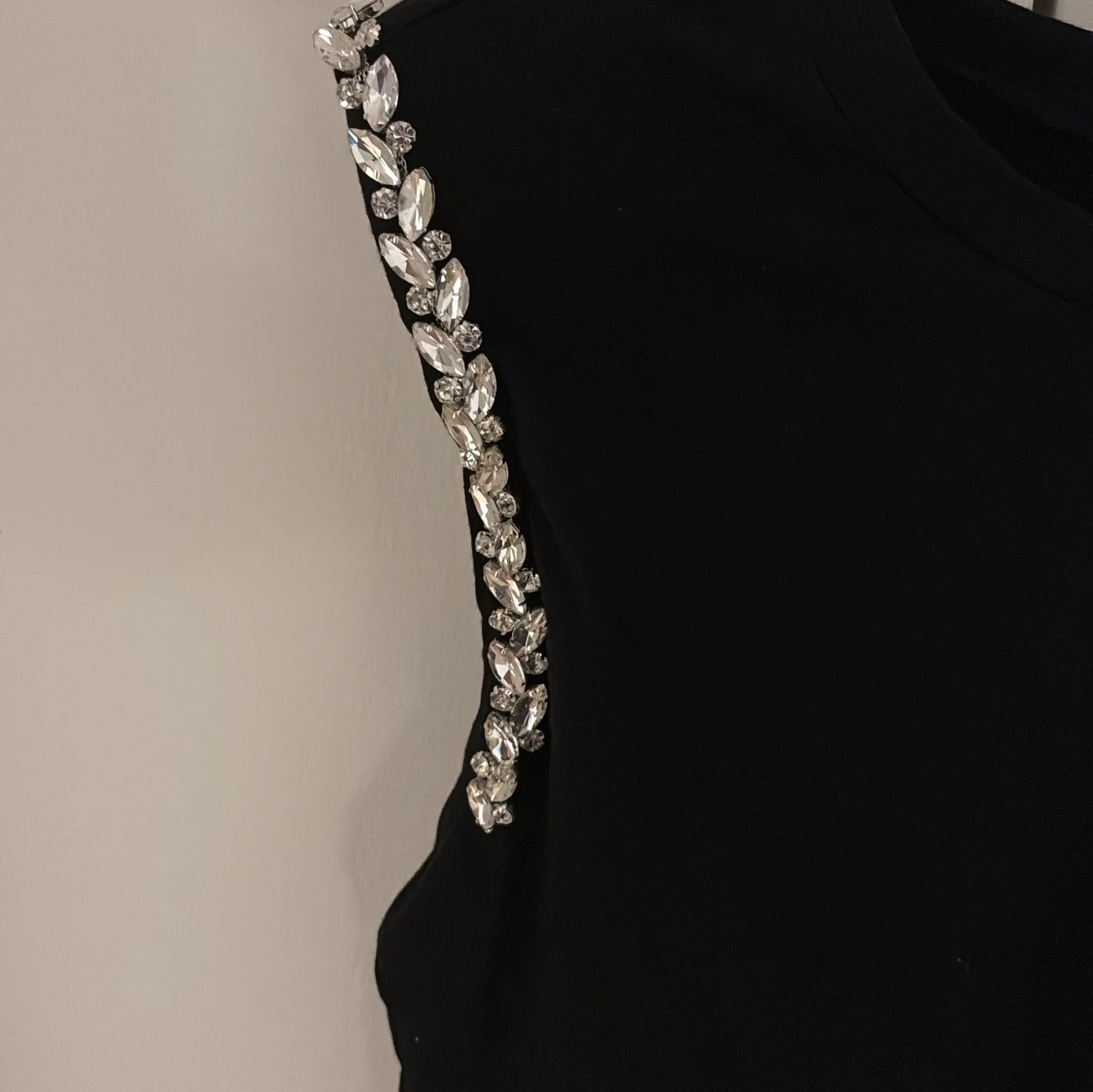 Svart ärmlös topp med detaljer - 1