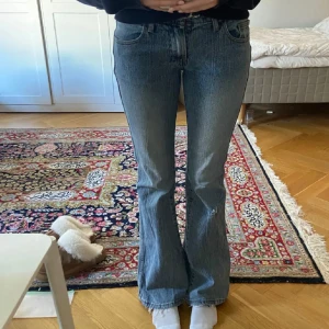 Blå bootcut jeans från brandy Melville  - 81cm innebenslängd och 36cm midjemått!jätte fina jeans från brandy Melville. Dessa bilder är gamla men det enda skillnaden är att det finns defekter/slitningar i bak delarna av jeansen vid föttern. Kan skicka bilder om det behövs! 💕💕
