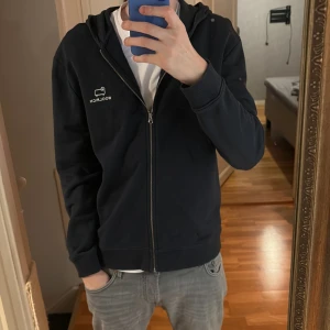 Woolrich zip-hoodie - Ritkigt stilren Woolrich hoodie som passar bra till outfits och lätt att lagra med annat nu till hösten. Är storlek 16y men passar som en s/m. Bara att fråga om passformen om det verkar otydligt