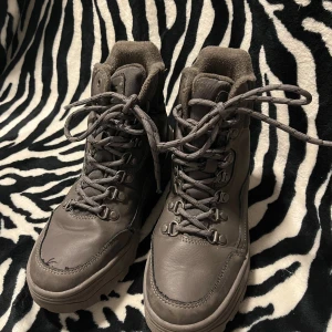 Grå kängor från Everest strl 38🖤 - Säljer ett par grå kängor från Everest i storlek 38. Skorna har snörning, grov sula och är fodrade för extra komfort🖤🍒.