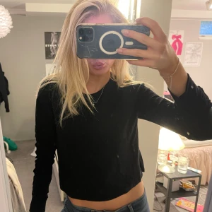 Svart långärmad croppad tröja - Så söt och har även snygga detaljer/broderier på sidan av ärmarna som gör den lite unik. Snygg att ha över ett linne elr bara som topp! 