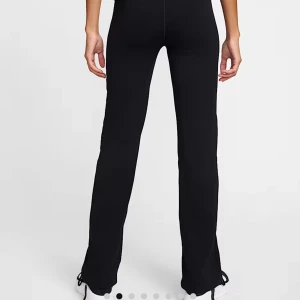 Träningstights  - Utsvängda träningstights ifrån Nike. Nypris 699kr, använda men i bra skick. Pris kan diskuteras 