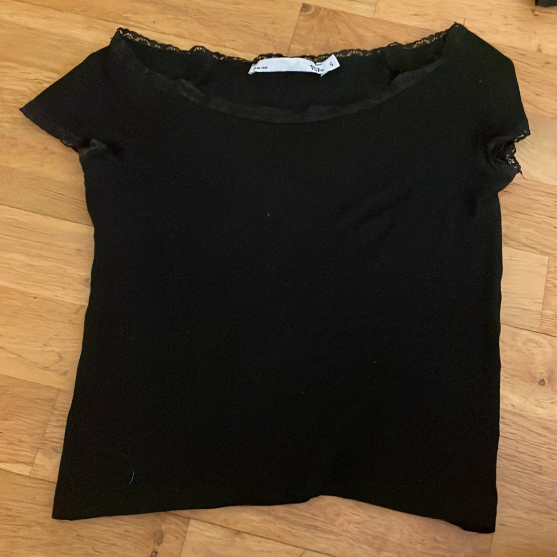 Svart topp med spetskant