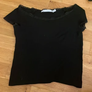 Svart topp med spetskant - Svart topp med spetskant från lager 157 storlek S