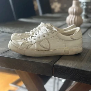 Vita Philippe models storlek 42/43 - Dessa fina philippe model skor är fina men har potential att bli bättre. Stoleken är 42 men passar även 43.  Intresserad? Skriv privat. Pris kan diskuteras