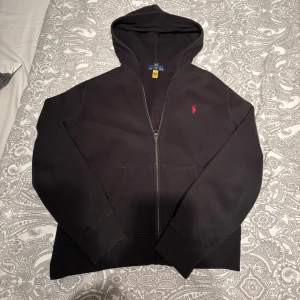 Cotton-Blend-Fleece Hoodie - Stilren kofta perfekt för lite finare dagar till dig. Storlek i 14-16 år men kan kännas lite liten. Inget slitage. Original pris 1195 kr. 