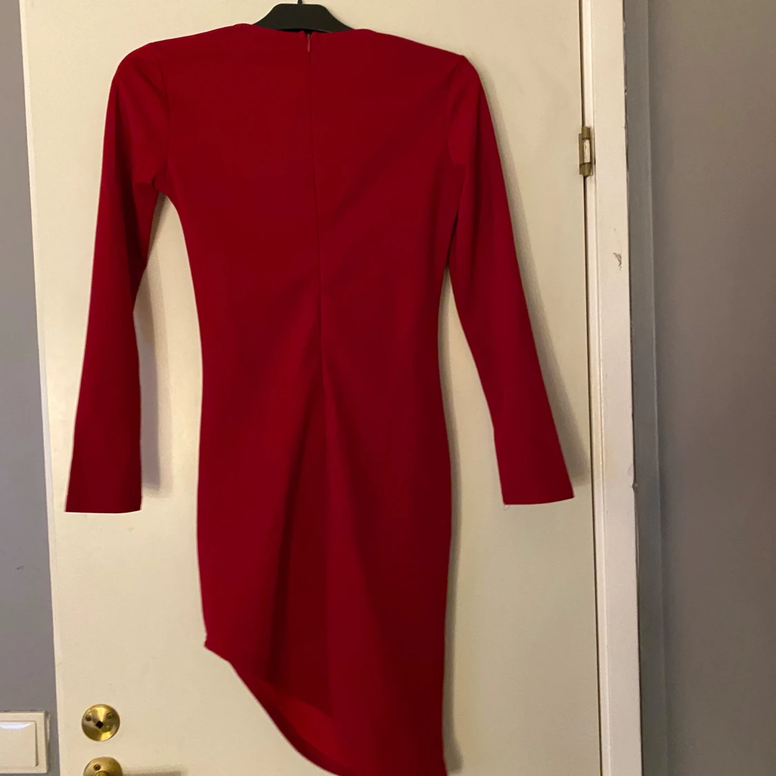 Röd asymmetrisk klänning från SHEIN - 1