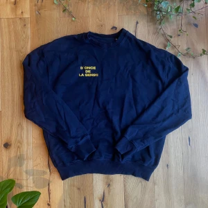 D’once De La Sense Crewneck - Säljer denna D’once De La Sense Crewneck tröjan i en navy blue färg då den inte passar mig. Den har vart använd ett par gånger, men väldigt sparsamt. Skick 8/10. Pris är ej spikat i sten vid snabb affär 💨. Skriv gärna vid fler funderingar / bilder.😁