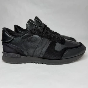 Valentino Rockrunners  -  Jätte feta Valentino Runner i storlek 43. Jättebra skick 8/10. Inga stora skador eller likande. Hör av dig vid frågor eller funderingar. 
