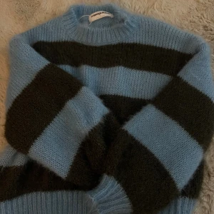 Randig blå och mörkgrå stickad tröja - Supermysig stickad tröja i storlek S. 