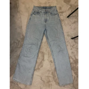 Jeans - Högmidjade ljusblå jeans  Wide  Bra skick, normal i storleken   Kontakta för mer info/ fler bilder