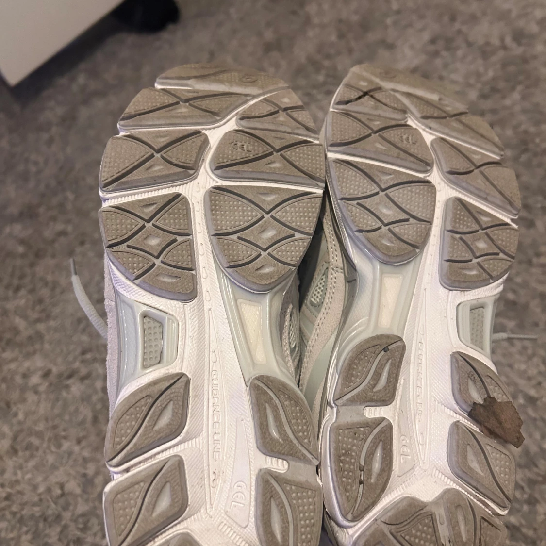 Grå ASICS sneakers med mesh och skinn