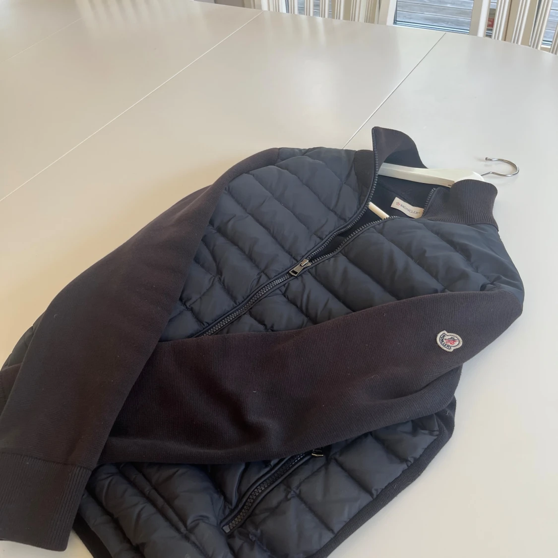 Svart Moncler pufferjacka med stickade ärmar - 2