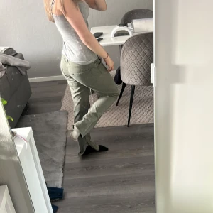 Olivgröna cargopants med raka ben - Säljer ett par olivgröna cargopants med raka ben och klassiska cargofickor på sidorna. Byxorna har låg midja 💗