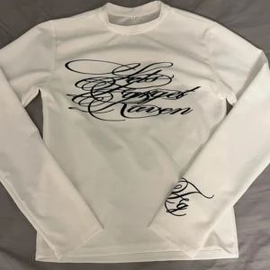 Vit Forgetraven Long Sleeve  - Snygg Forget Raven long sleeve i Y2k/archive fashion stil. Inga tecken på slitage förutom en liten lös tråd vilket syns på sista bilden. Ganska efterlängtad tröja och därför är priset som det är. Viktigt att veta är att kragen möjligtvis  sitter lite tight.  Längd: 65cm Bredd: 47cm Axelbredd: 43cm. Skriv privat om pris eller frågor!💯👍