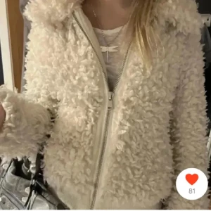 Hm teddy jacka🐻 - -lånad bild- har massa bilder på den men den ser exakt likadan ut som den på bilden, skriv för egna bilder. Har en liten fläck på insidan som är rosa men inget som syns när den är på eller utifrån kan fixa bild🤎