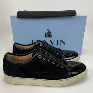 Lanvin skor  - Hej! Säljer nu dessa sjukt snygga lanvin skor. Skorna är i toppskick! Har begränsat antal boxar och dustbag. Hör av dig vid frågor. 